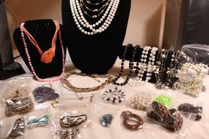 lot 69 image: (20) Necklace selection. Assorted styles, lengths, materials and conditions.