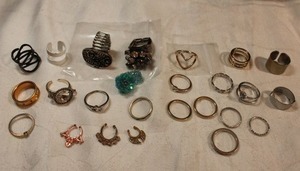 lot 103 image: Fashion ring selection.