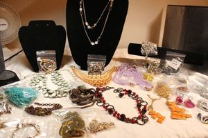 lot 140 image: Jewelry missing O-rings or connectors. Mostly easily repairable pieces just missing O-rings. Great for resellers