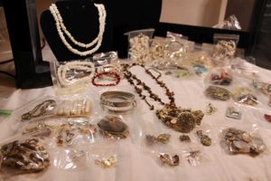 lot 92 image: Large selection of shell, Mother of Pearl, Paua shell, heishi, Abalone. Generous quantity.