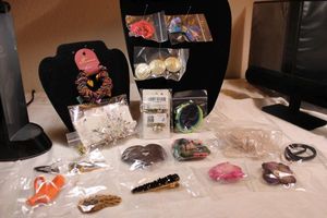 lot 85 image: (15) Hair accessory jewelry. Includes bows, barrettes, hair pins plus