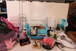 lot 275 image: Misc. bathroom items, see photos