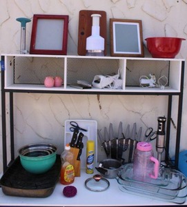 lot 277 image: Kitchem items Knife sets, Pyrex cookware, roasting pan, nesting bowls, and more as shown