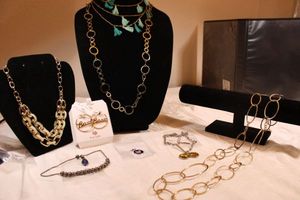 lot 282 image: Jewelry