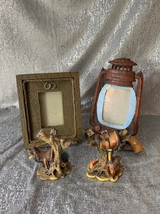lot 16 image: Western home dcor 2 picture frames and 2 what nots