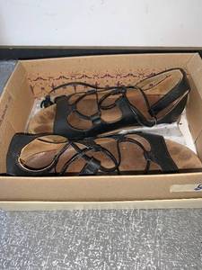 lot 61 image: Pair of ladies sandals - see pics