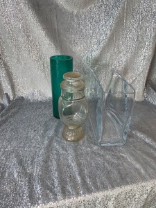 lot 33 image: Vases and deco jar with lid