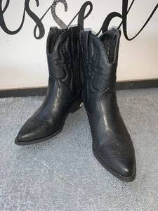 lot 59 image: Very nice pair of boots - see pics