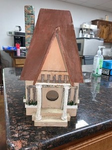 lot 12 image: Nice crafted Wood bird house