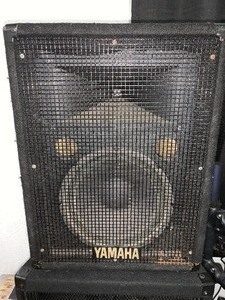 lot 7 image: Yamaha passive PA Speaker 12 in w horn