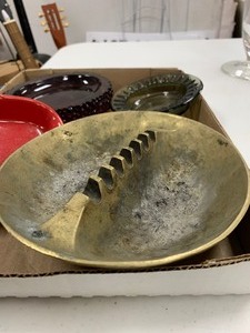 lot 96 image: Brass heavy ash tray and other ash trays