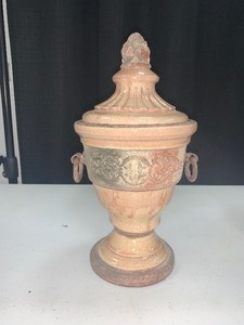 lot 43 image: Very nice table top vase with lid