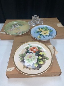lot 49 image: Vintage Edwin M. Knowels Collector Plates ans heavey glass candle motif-See pisc
