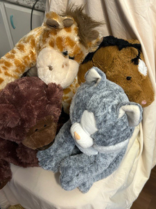 lot 160 image: 4 ML Stuffed Animal