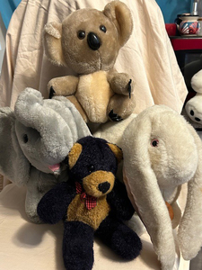 lot 164 image: DAKIN vintage stuffed animals
