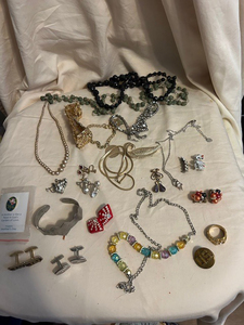 lot 166 image: Vintage jewelry lot