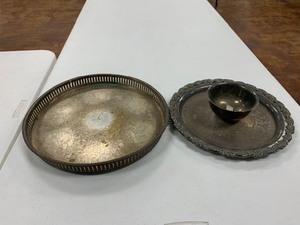 lot 181 image: Wm A. ROGERS Silversmiths Vintage tray and silver tray