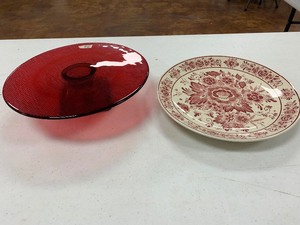 lot 190 image: Red pedestal cake dish and vintage collectable plate - see pics