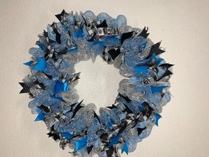 lot 200 image: Very nice race car hanging wreath - see pics