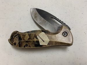 lot 55 image: Camo lock lade knife w belt clip