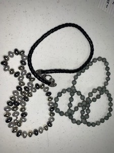 lot 56 image: Nice assortment of ladies necklaces