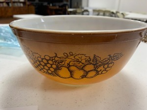lot 67 image: Vintage Pyrex Bowl