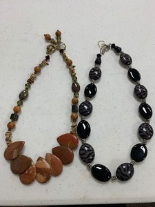 lot 105 image: Very Nice ladies necklaces-PRETTY