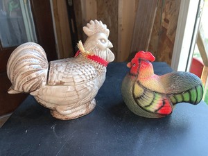 lot 73 image: Chicken bowl and chicken decor piece