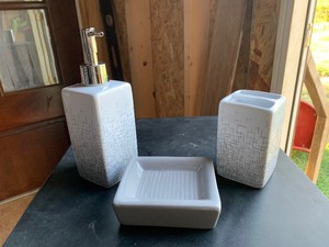 lot 74 image: New bathroom set
