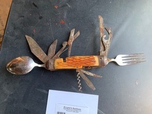 lot 95 image: Very old Vintage Hobo knife. Believe to be bone handle needs cleaning but fully function-great find
