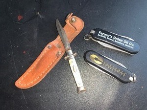 lot 93 image: Vintage miniature Bowie with sheath and tw advertisinf knves