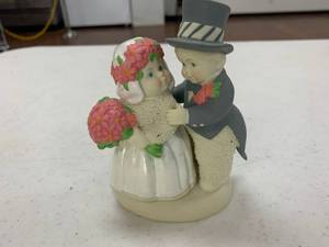 lot 126 image: Department 56 collectable figurine