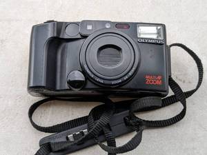 lot 17 image: Olympus Multi AF Zoom 38-80mm 35mm Film Camera