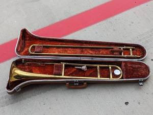lot 21 image: Trombone w Case