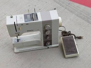lot 30 image: Bernina Record 930 Electronics Sewing Machine
