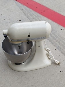 lot 25 image: KitchenAID K45SS Mixer