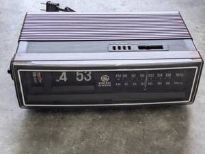 lot 68 image: General Electric 7-4305D Radio Clock Alarm