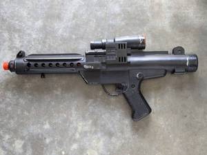 lot 89 image: 1996 Starwars Clone Trooper Blaster