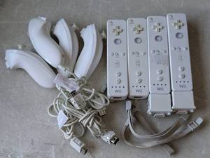 lot 200 image: Lot of 4 - Nintendo Wii Controller & Nun-Chuck
