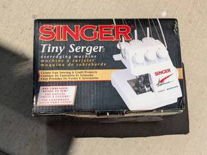 lot 261 image: Singer Tiny Serger