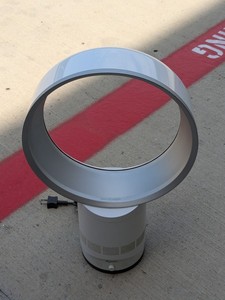 lot 275 image: Dyson AM01 desk fan