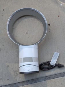 lot 279 image: Dyson AM01 10 EVO desk fan