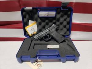 lot 852 image: NICE Smith & Wesson M&P 45 Pistol w Magazine & Case