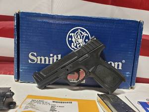 lot 1302 image: NICE Smith & Wesson SD40 .40 S&W Pistol w Magazine