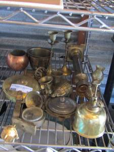 lot 90 image: Brass lot of home dcor