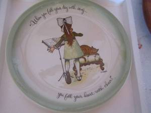 lot 107 image: Holly Hobby collection plate in original package