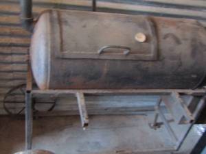 lot 34 image: BAR B QUE SMOKER on 2 wheels used in good condition