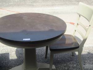 lot 12 image: Round dining table top  with minor damage great for a project , comes wit three chairs