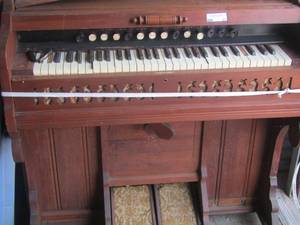 lot 21 image: Vintage Organ - Cornish and Company Washington DC top board and a few keys need repair 45x42x23
