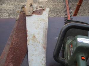 lot 128 image: 22 Black and Decker  auto stop hedge trimmer & hand saws